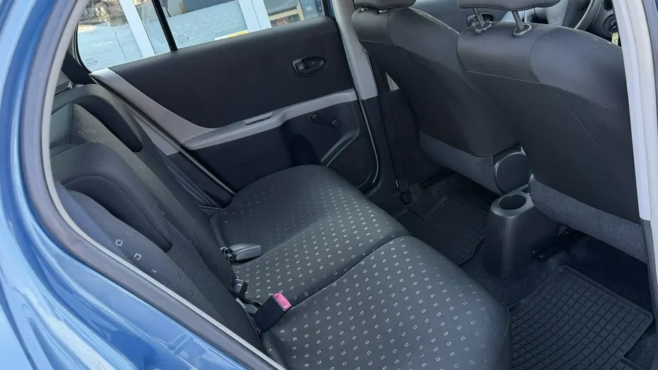 TOYOTA Yaris -