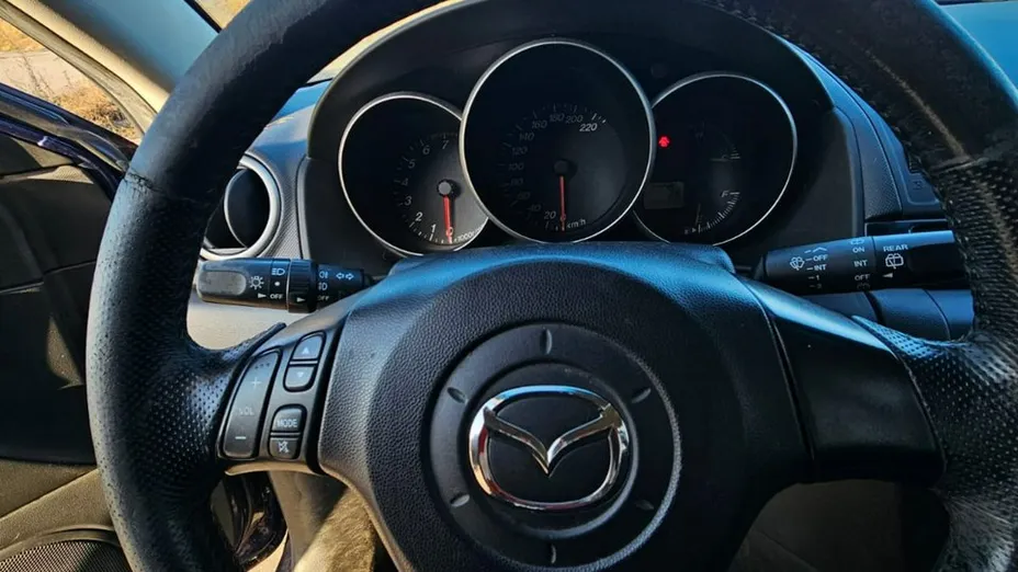 MAZDA 3 -