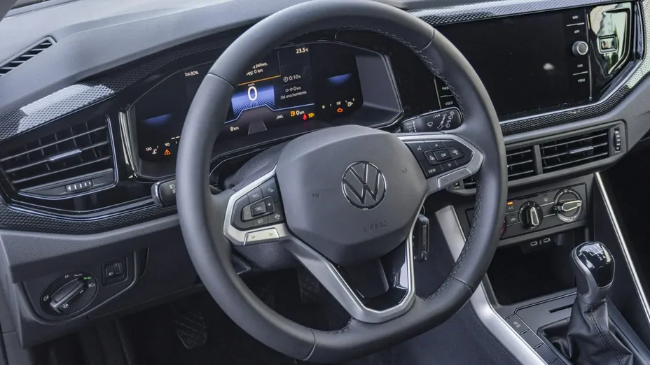 VOLKSWAGEN Polo -