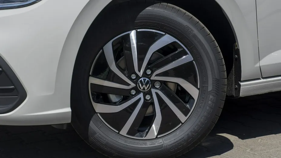 VOLKSWAGEN Polo -