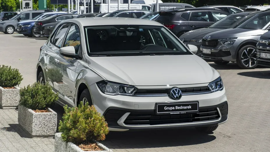 VOLKSWAGEN Polo -
