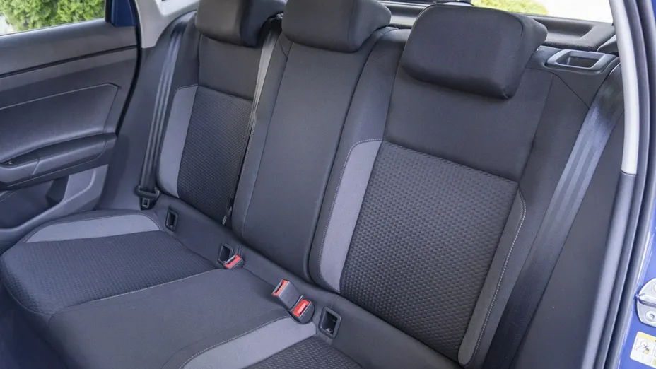 VOLKSWAGEN Polo -