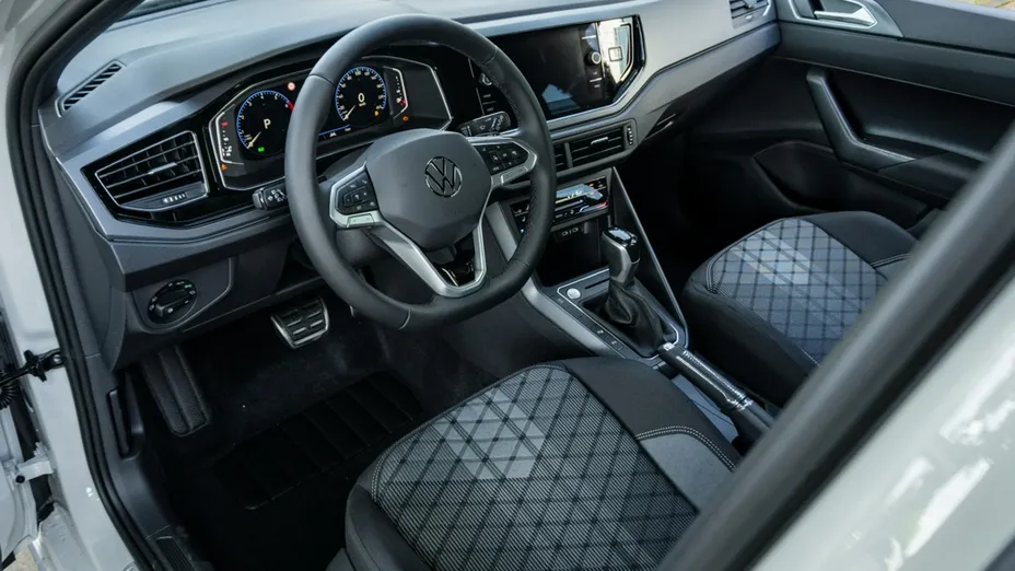 VOLKSWAGEN Polo -
