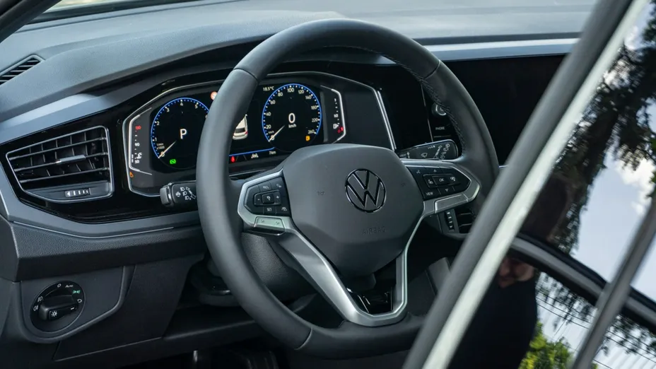 VOLKSWAGEN Polo -