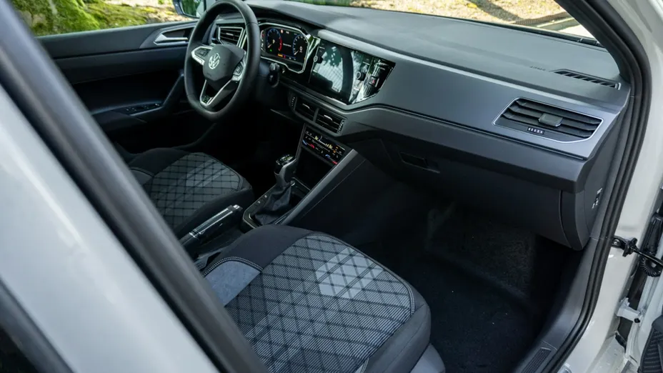 VOLKSWAGEN Polo -