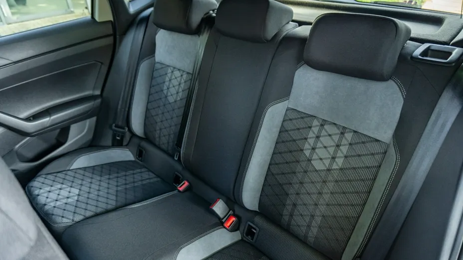 VOLKSWAGEN Polo -
