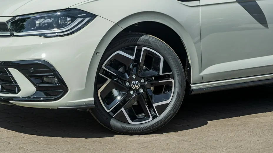 VOLKSWAGEN Polo -