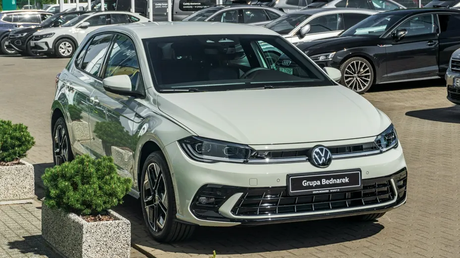 VOLKSWAGEN Polo -