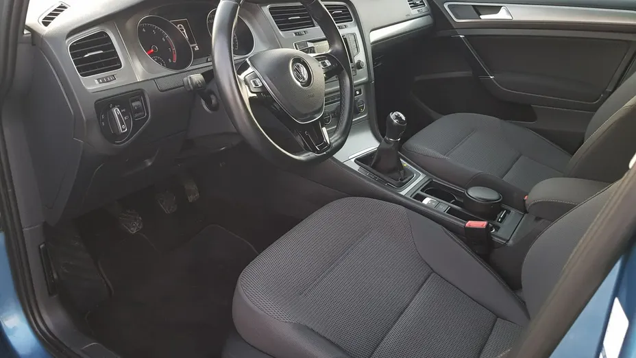 VOLKSWAGEN Golf -