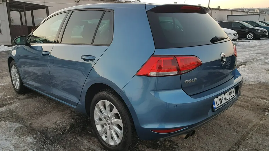 VOLKSWAGEN Golf -