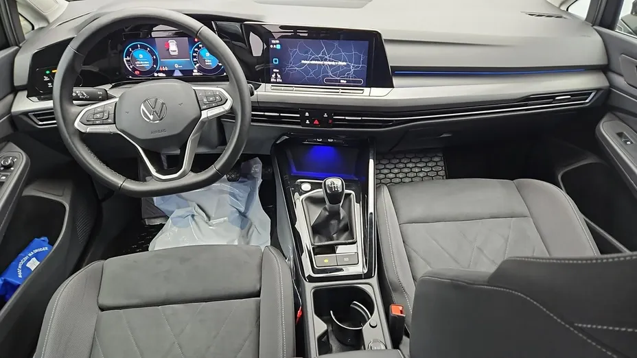 VOLKSWAGEN Golf -