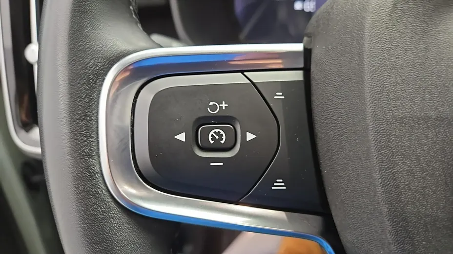 VOLVO C40 -