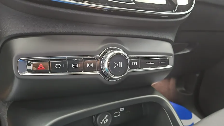 VOLVO C40 -