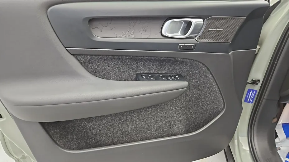 VOLVO C40 -