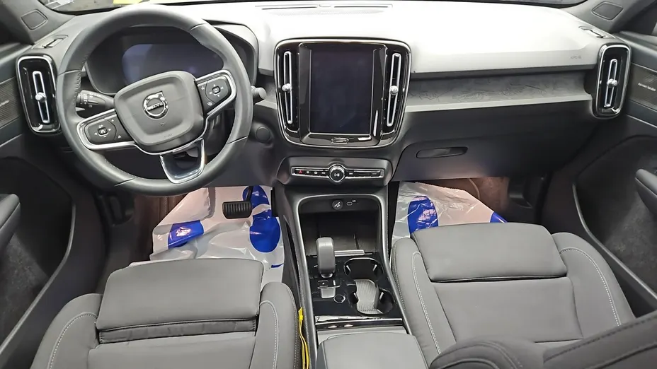 VOLVO C40 -