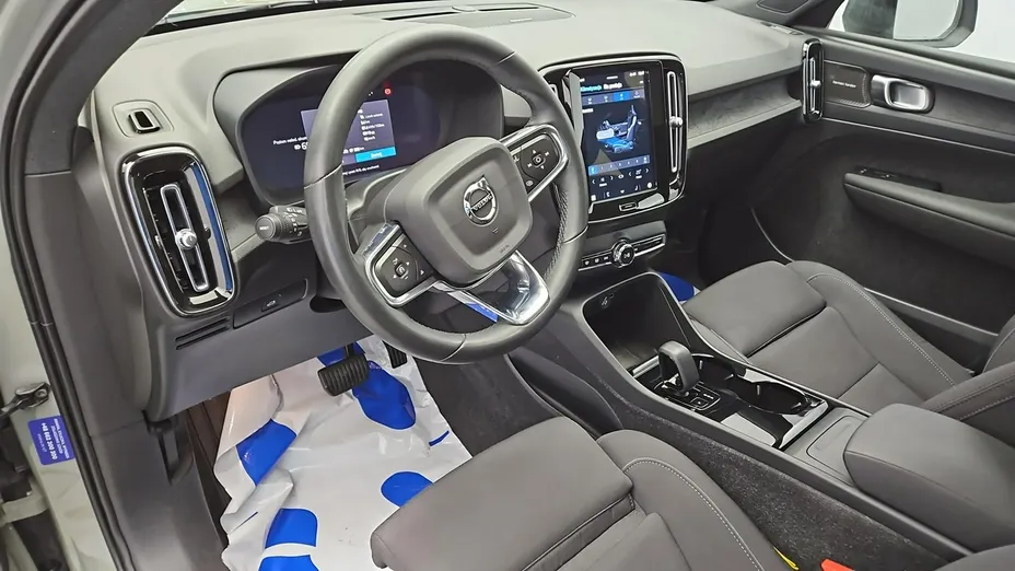 VOLVO C40 -