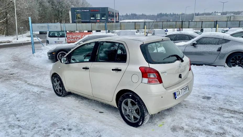 TOYOTA Yaris -