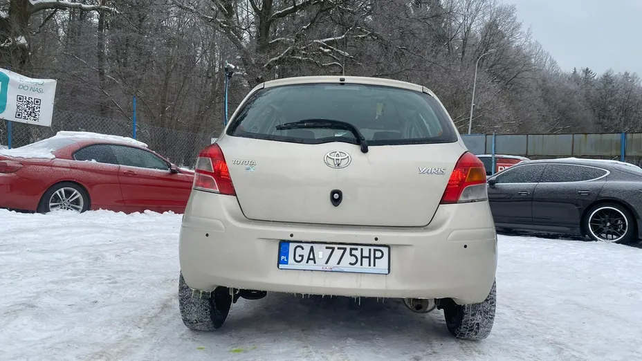 TOYOTA Yaris -