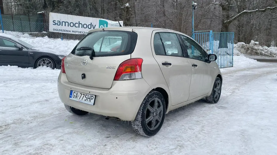 TOYOTA Yaris -