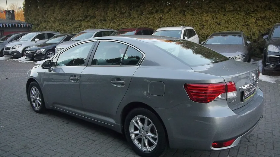 TOYOTA Avensis -