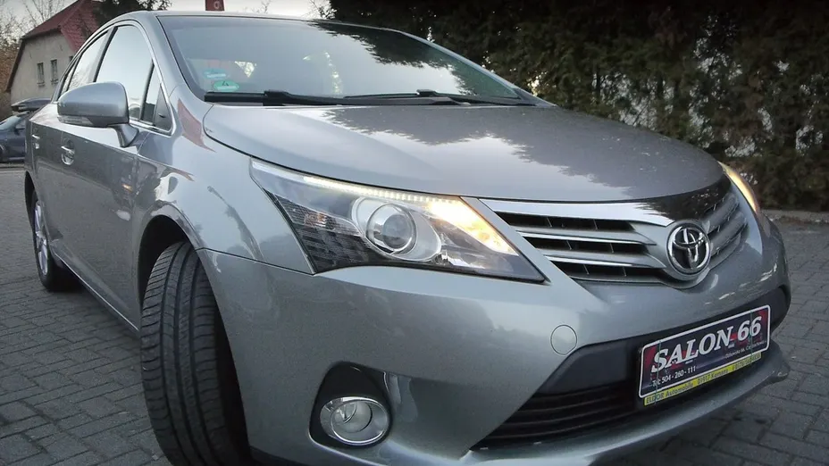 TOYOTA Avensis -