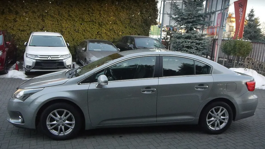 TOYOTA Avensis -