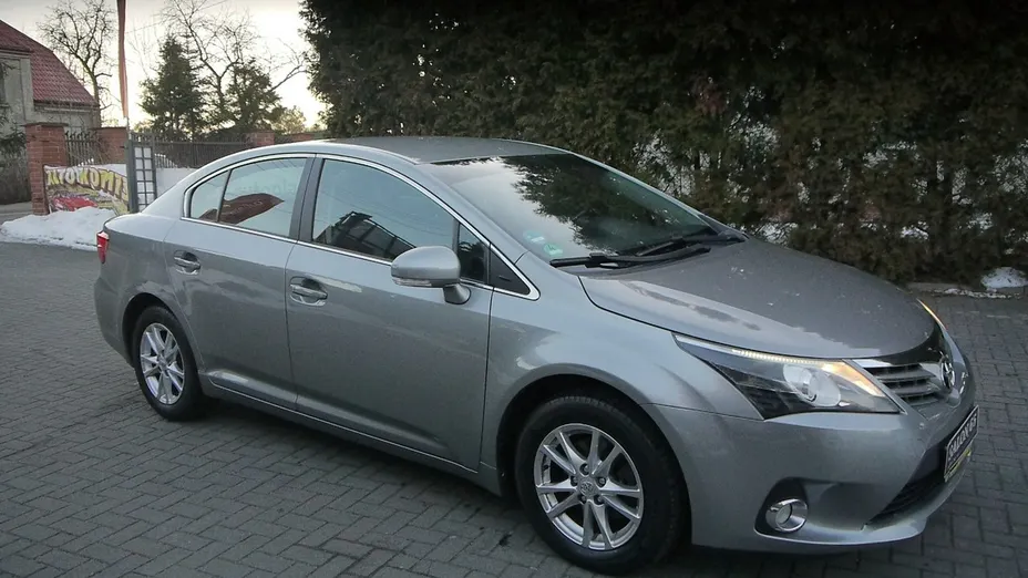 TOYOTA Avensis -