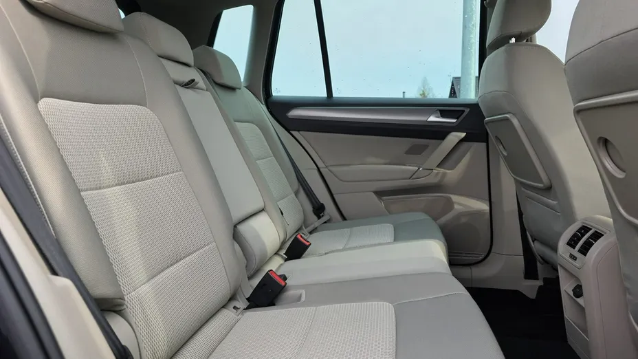 VOLKSWAGEN Golf Sportsvan -