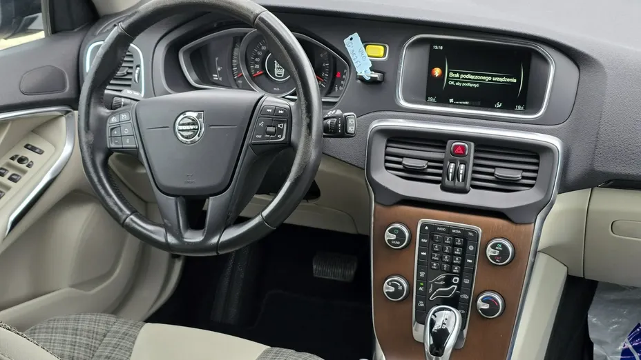 VOLVO V40 -