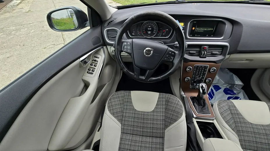 VOLVO V40 -