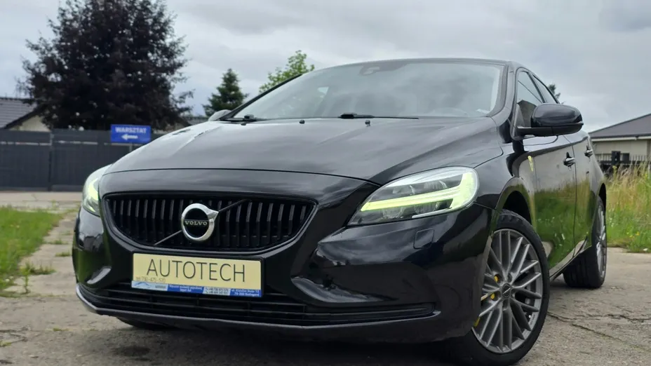 VOLVO V40 -