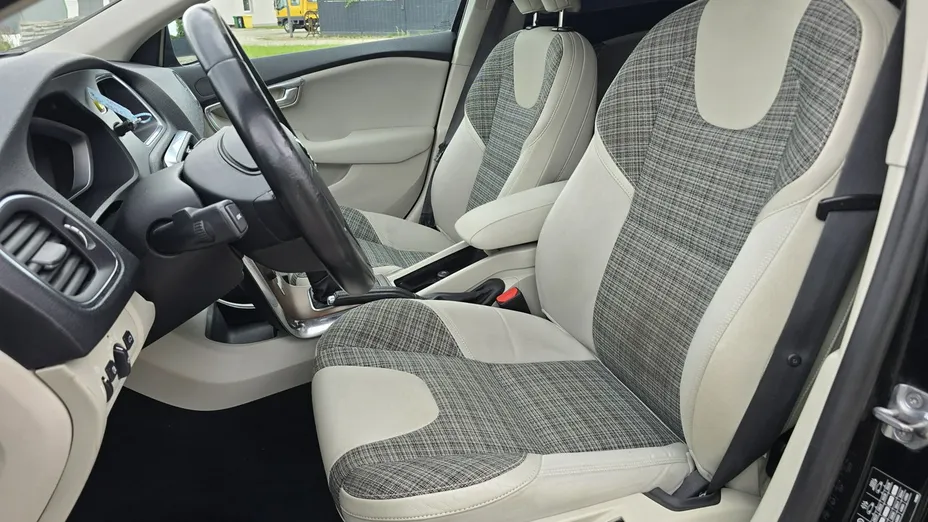 VOLVO V40 -
