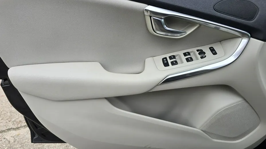 VOLVO V40 -
