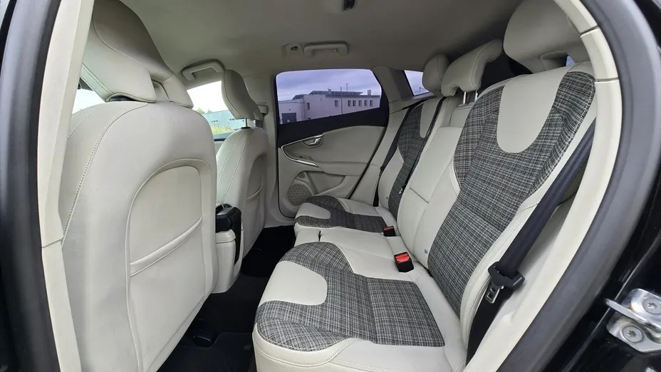 VOLVO V40 -