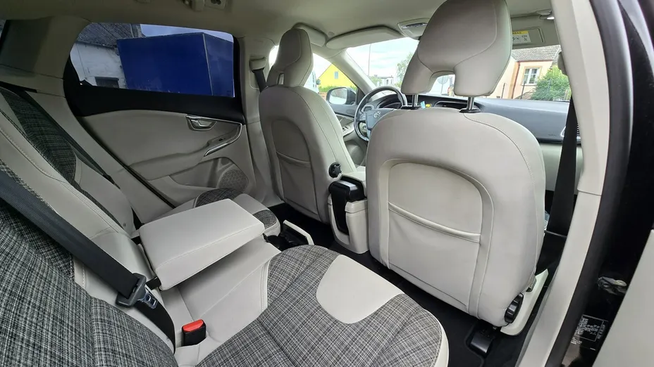 VOLVO V40 -