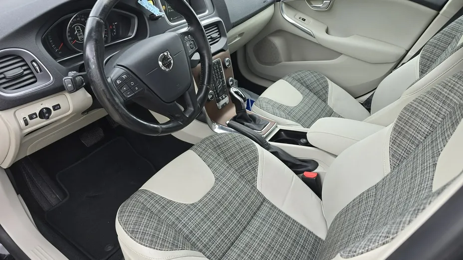 VOLVO V40 -