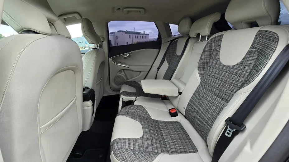 VOLVO V40 -