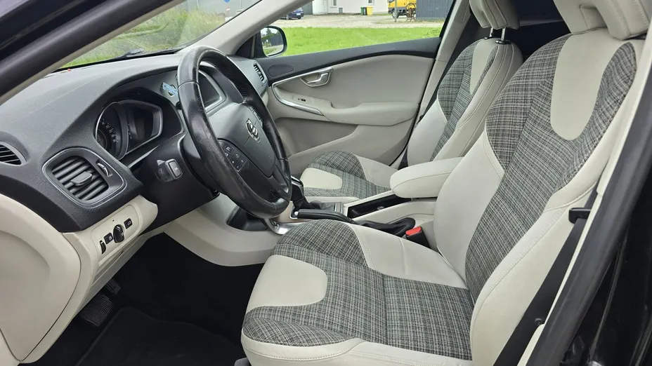 VOLVO V40 -