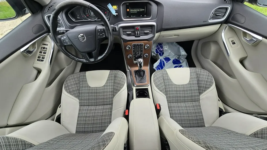 VOLVO V40 -