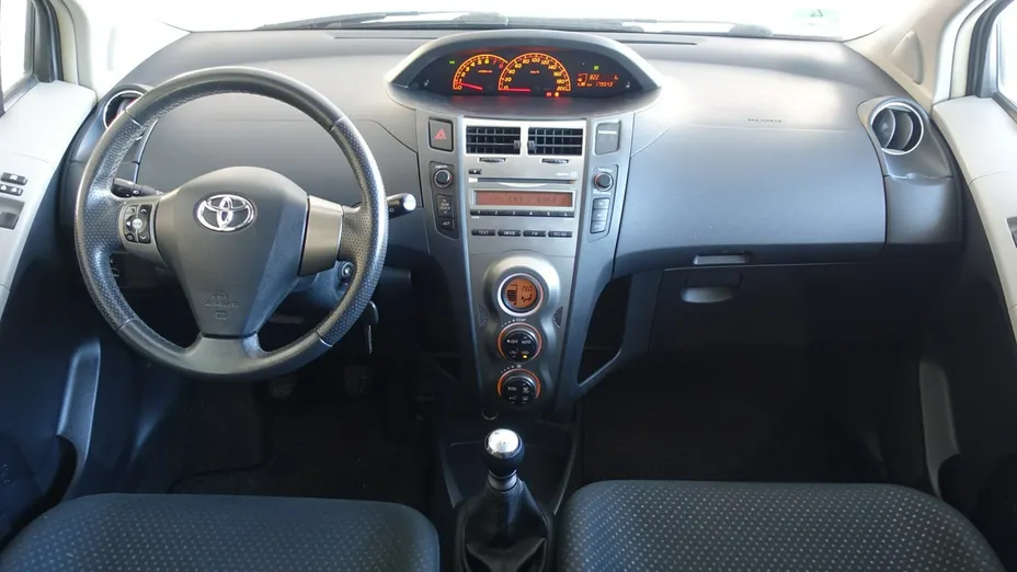 TOYOTA Yaris -