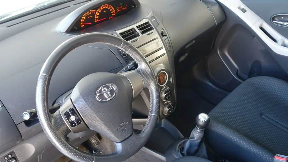 TOYOTA Yaris -