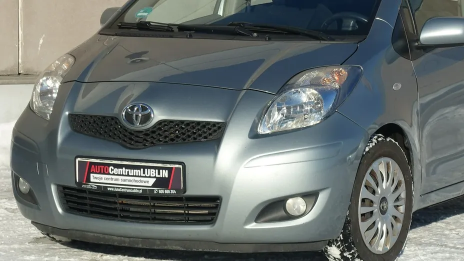 TOYOTA Yaris -