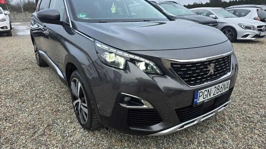 PEUGEOT 5008 -
