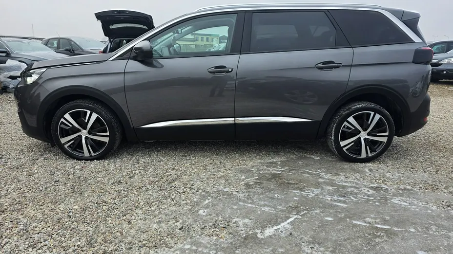 PEUGEOT 5008 -