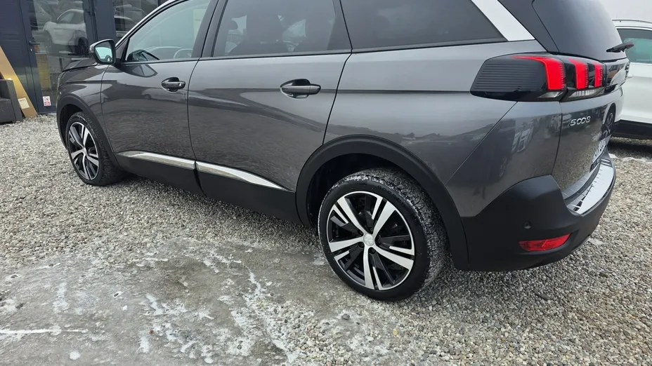 PEUGEOT 5008 -