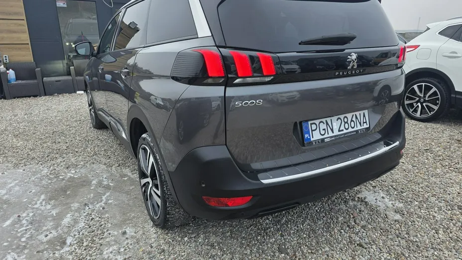 PEUGEOT 5008 -
