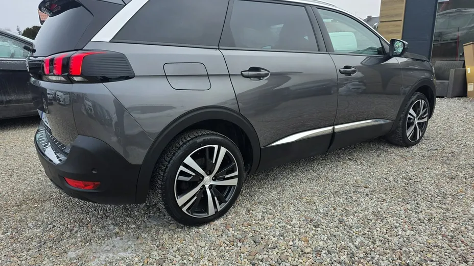 PEUGEOT 5008 -