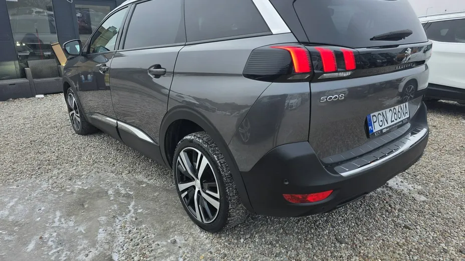 PEUGEOT 5008 -
