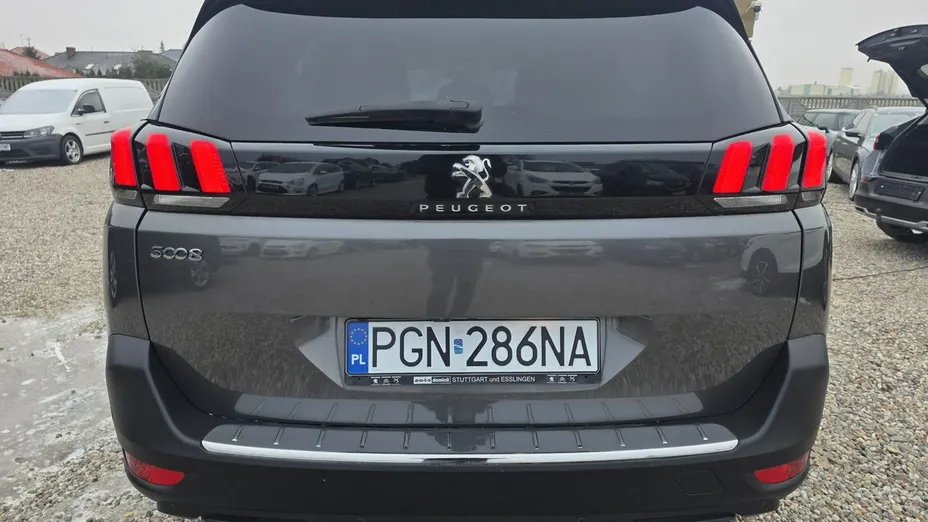 PEUGEOT 5008 -