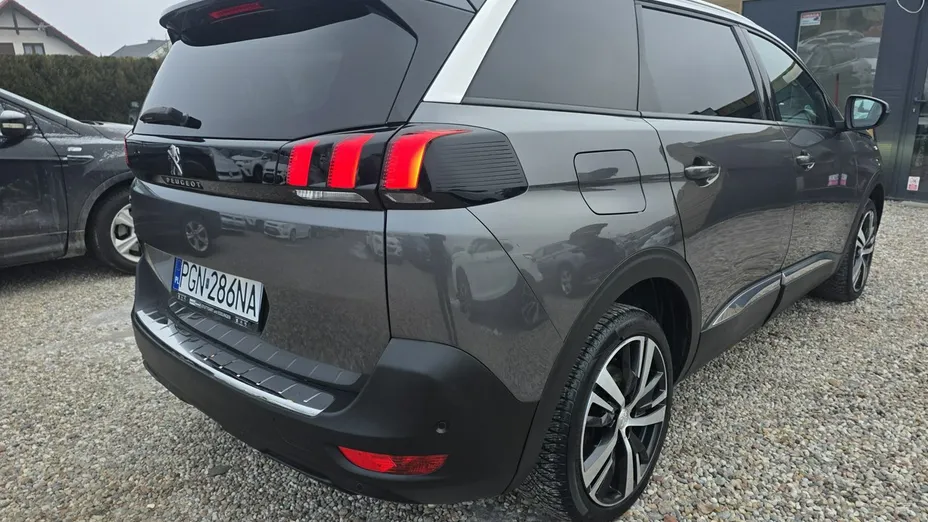 PEUGEOT 5008 -
